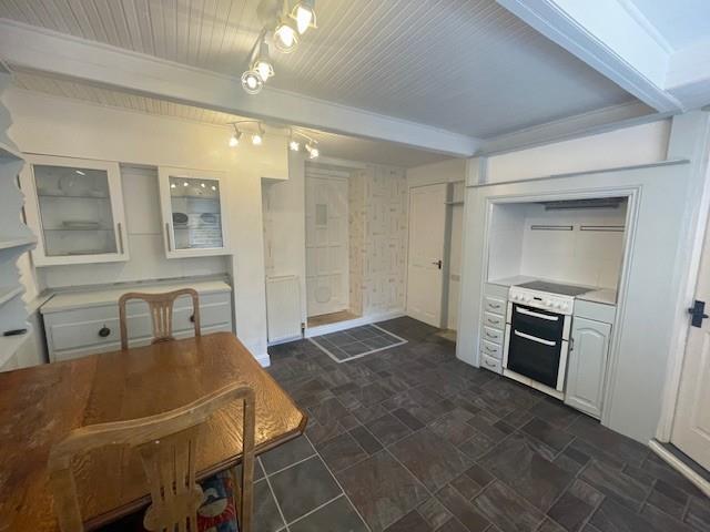 Kitchen 2.jpg