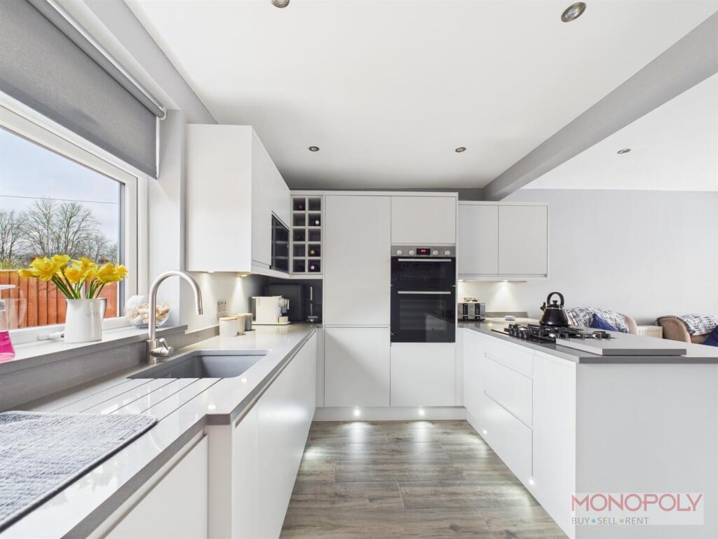 KITCHEN/ DINING ROOM