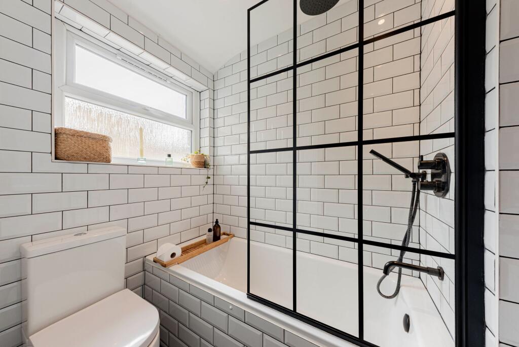 Bathroom W.C (2)