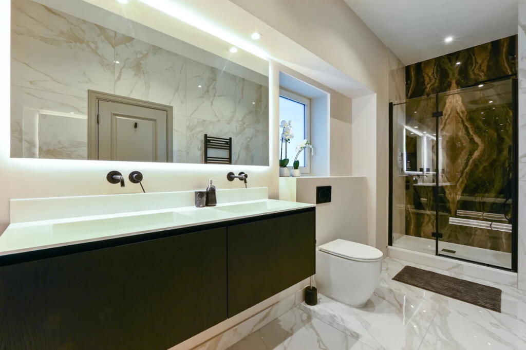 Primary Bathroom (2)