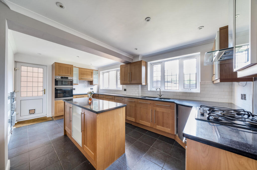 1340340-4-689da15...