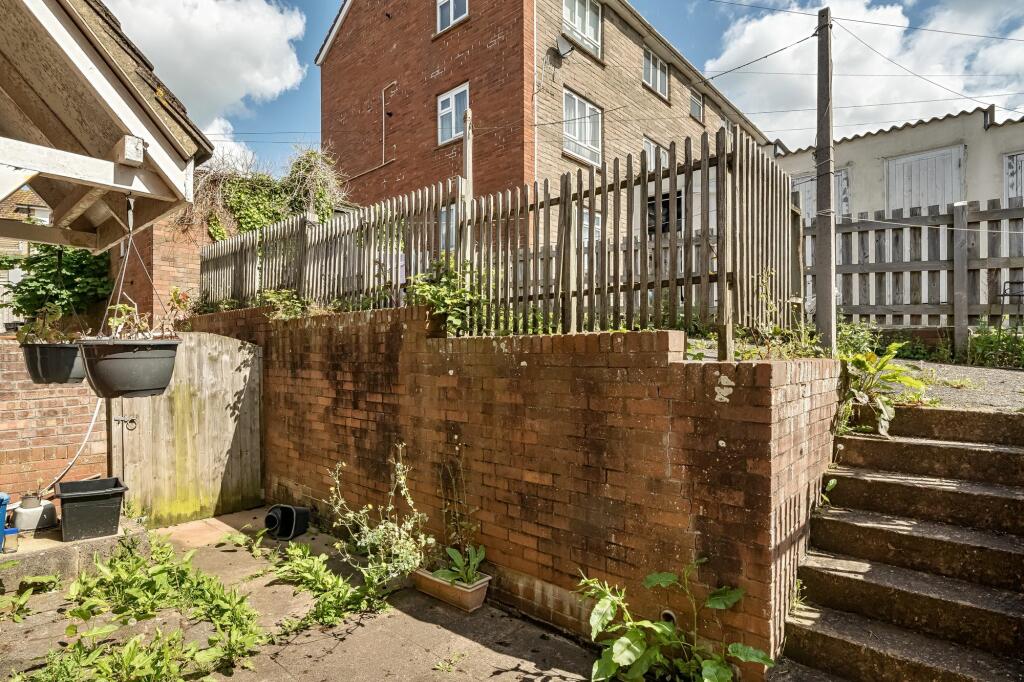 Side access and courtyard