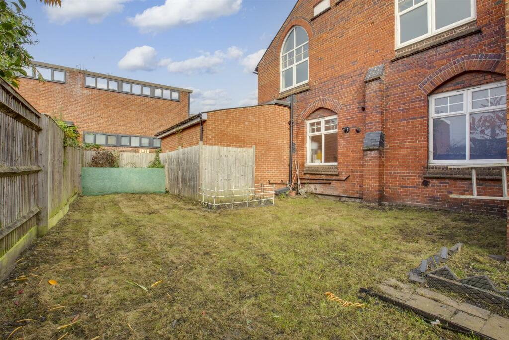 7 Victoria Street, HP11 2LU-10.jpg