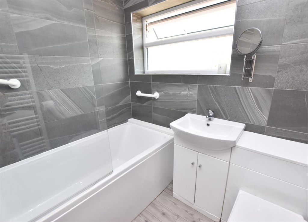 BATHROOM/WC