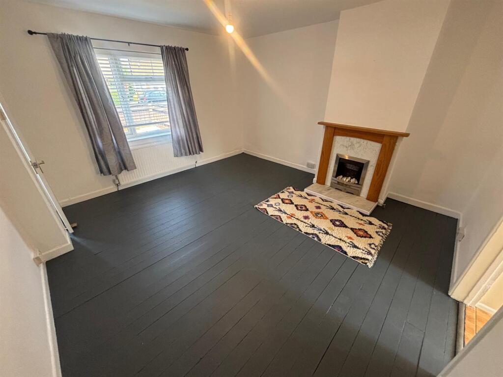 Lounge 1.jpg