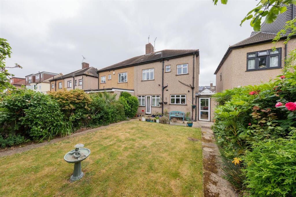 South View Drive, E18