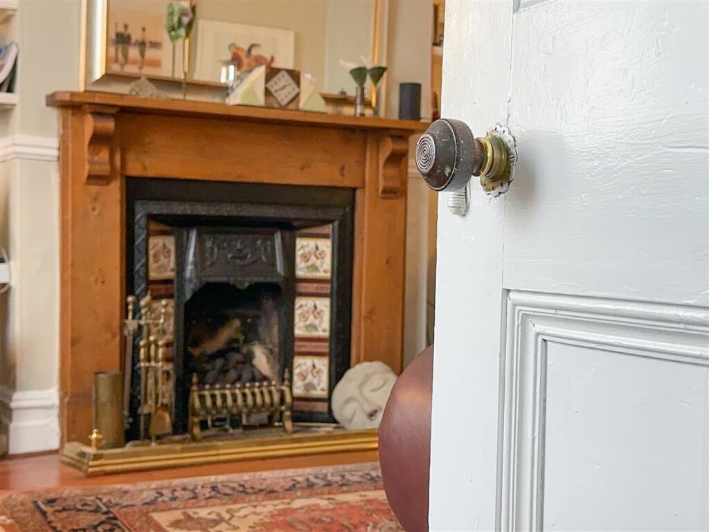 LEFT LOUNGE