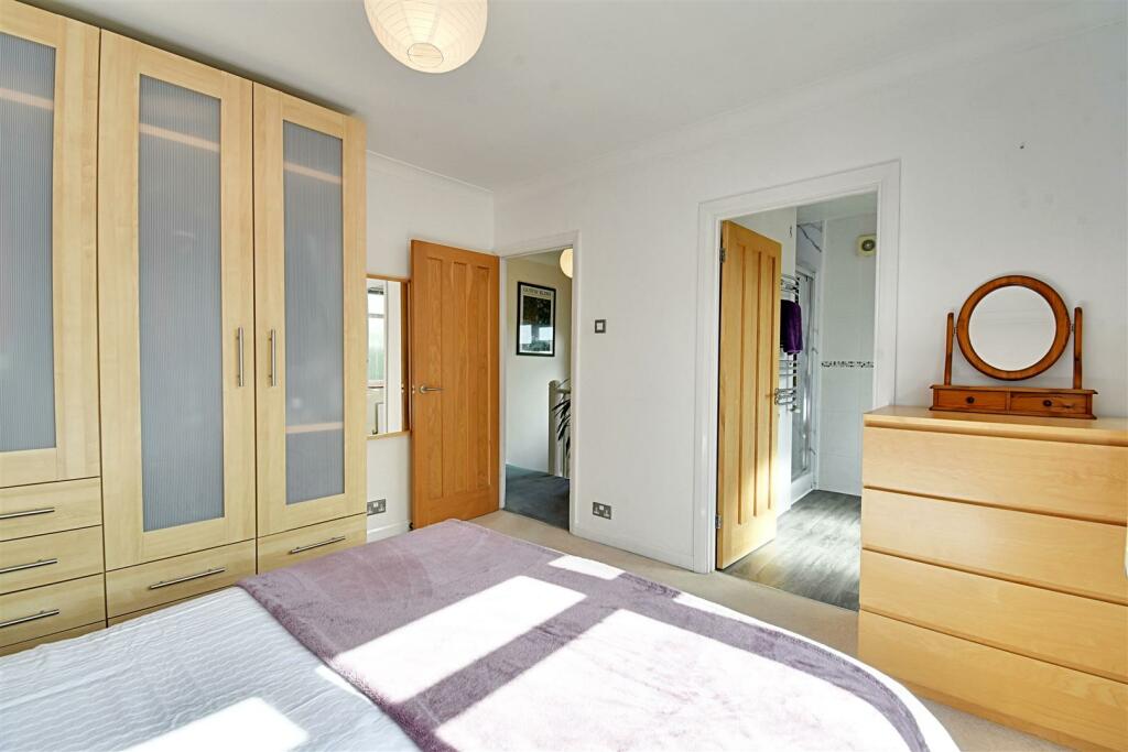 Bedroom 1_2.jpg