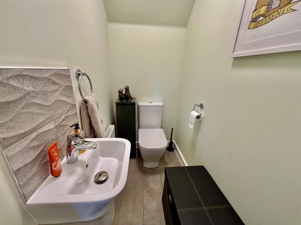 Guest's Cloakroom / Wc