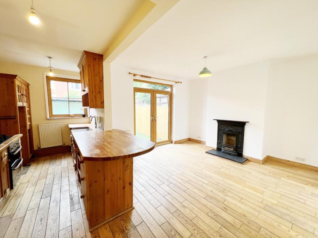 KITCHEN / DINING AREA