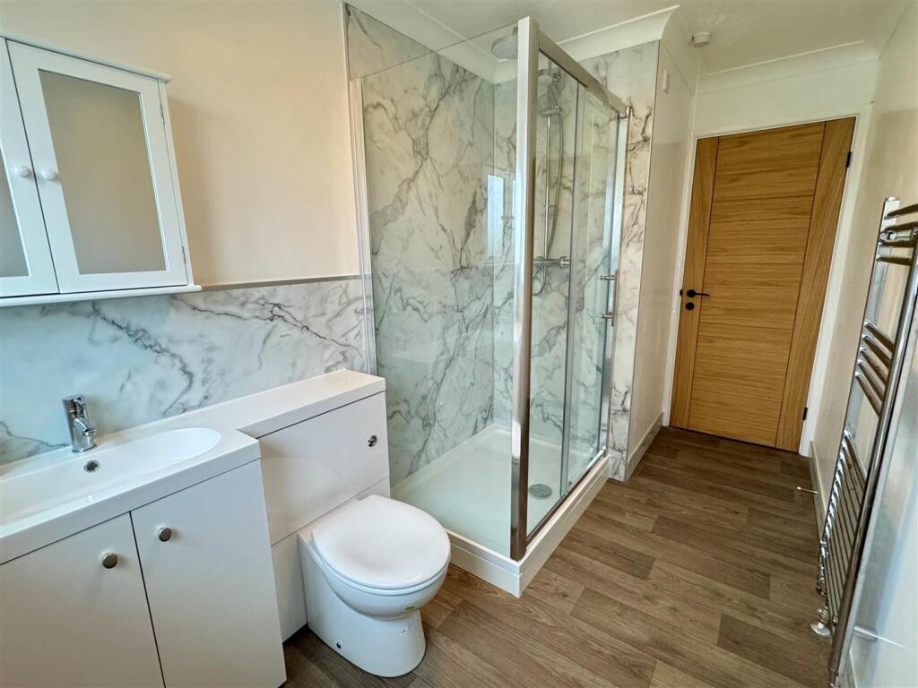 4 Place Parc Shower Room