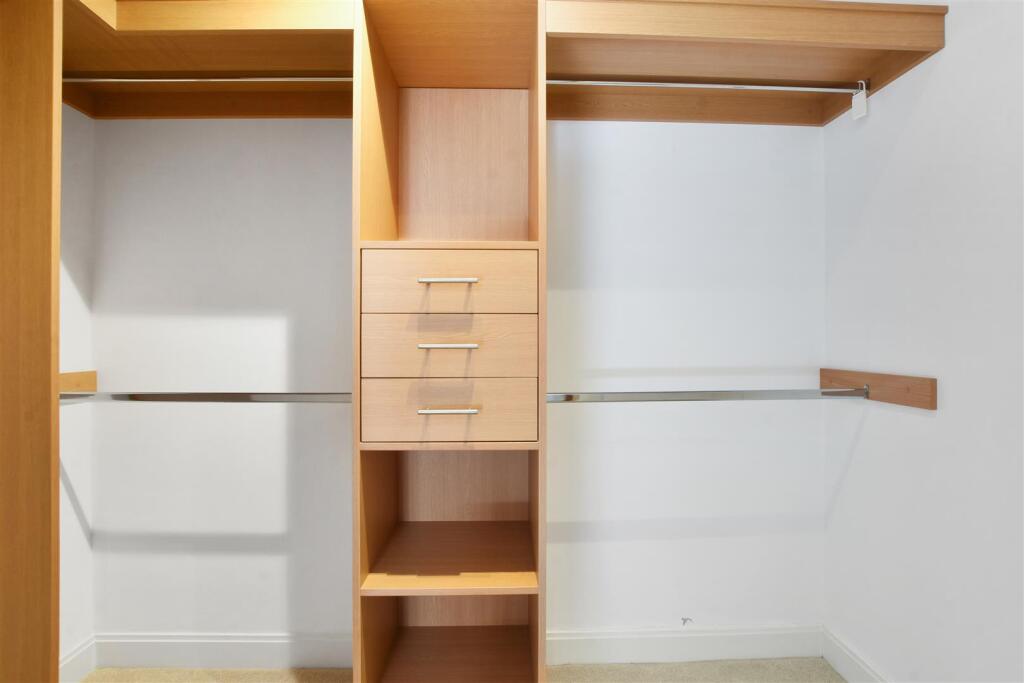 15-0fdbGCMCS - 28 Mountbatten House - wardrobe-Ori