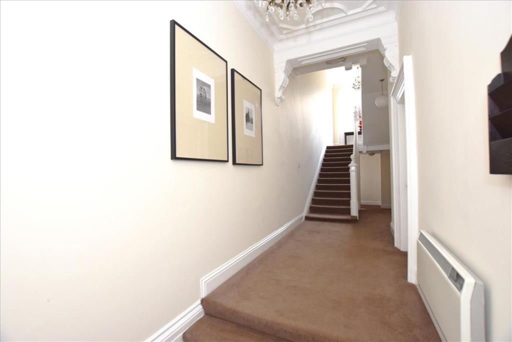 COMMUNAL ENTRANCE HALL