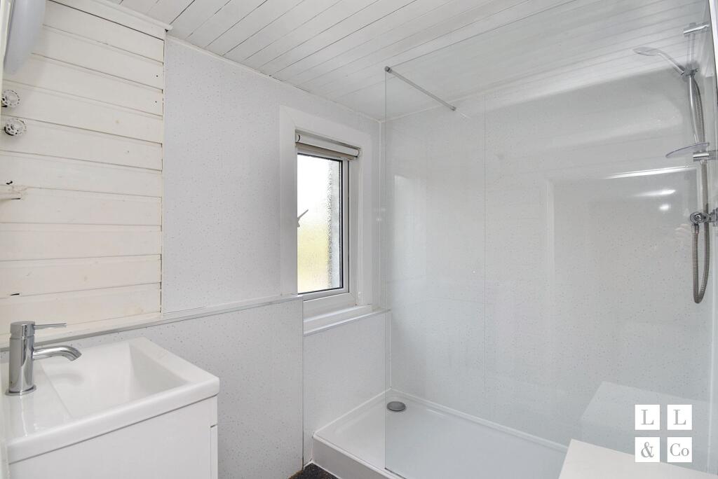 SHOWER ROOM (1ST FLOOR)