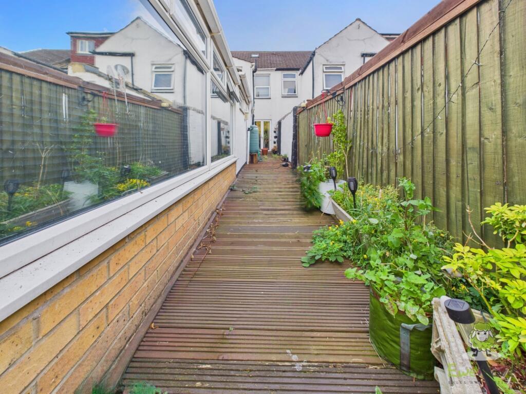 CAM01543G0-PR0158-STILL012