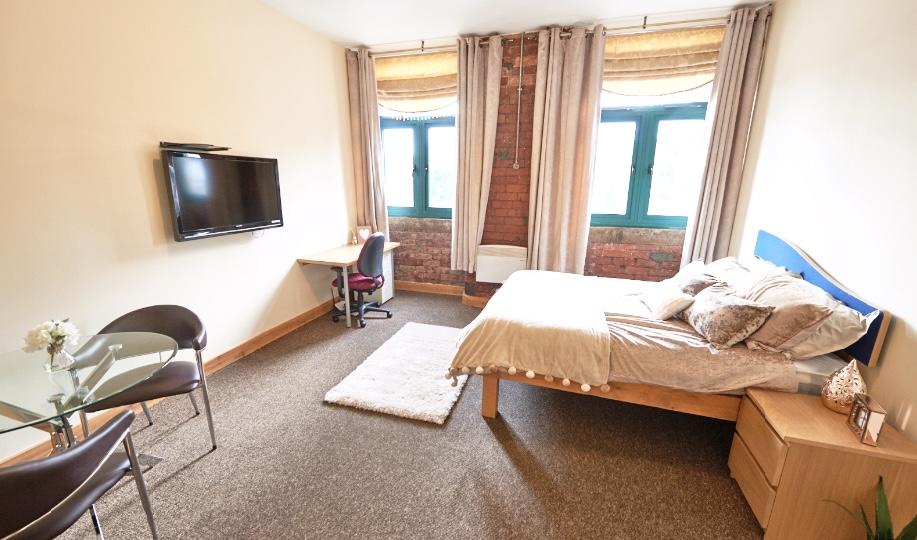 LIVINGROOM / BEDROOM