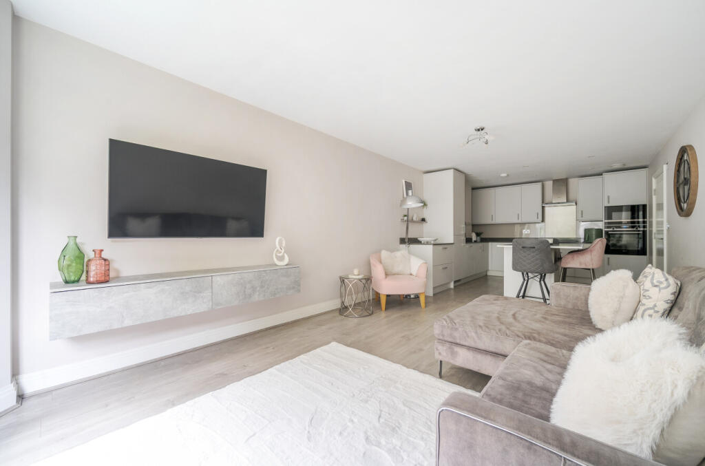 1374897-5-690b585...