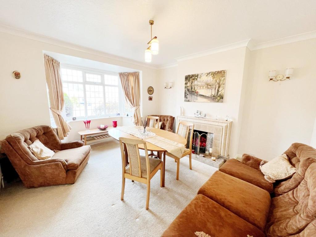Dining Room pic 1.jpg