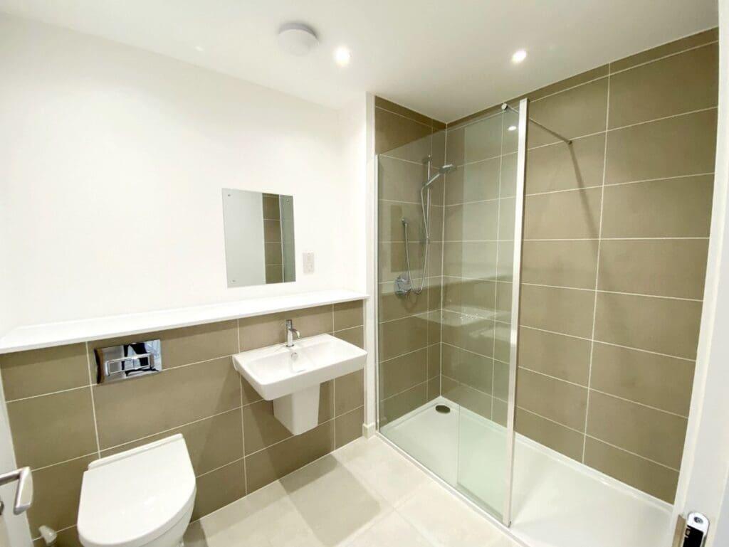 EN-SUITE SHOWER ROOM