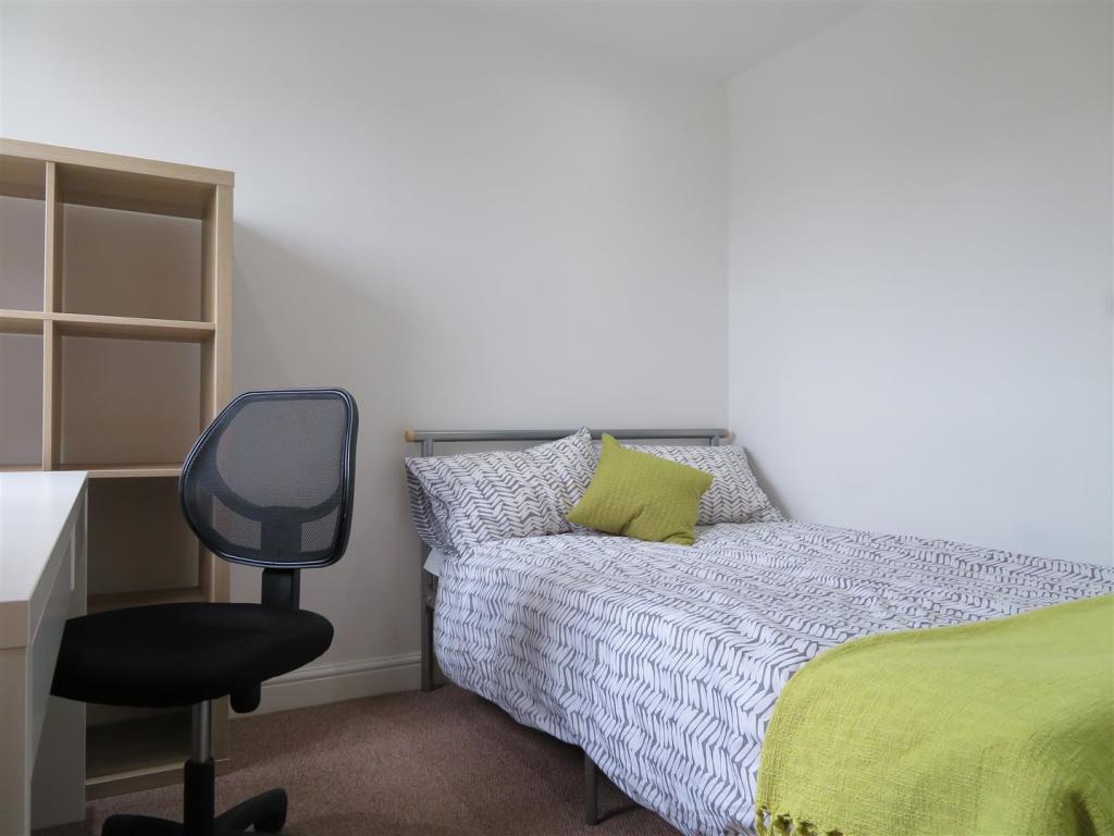 7 Montgomer Bed12.JPG