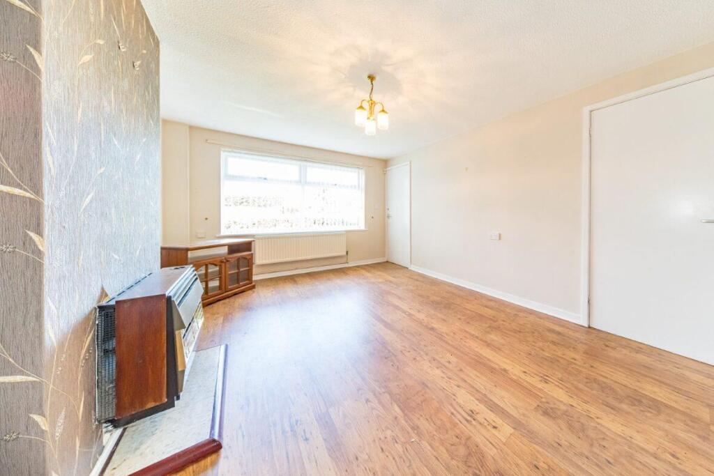 1 Crantock Close lounge 2.jpg