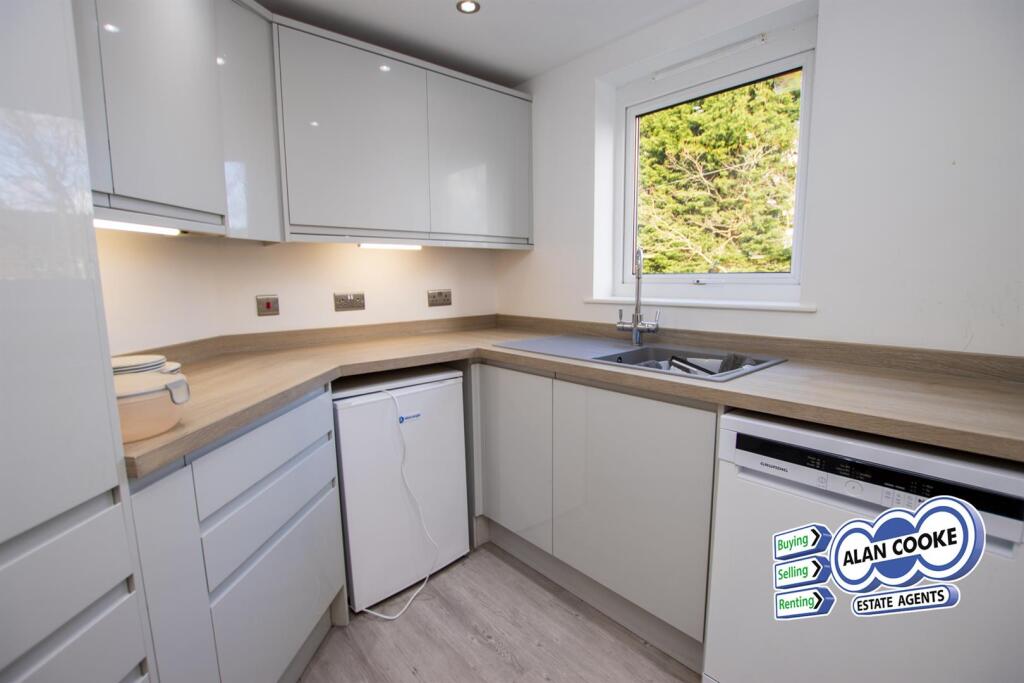 FITTED KITCHEN