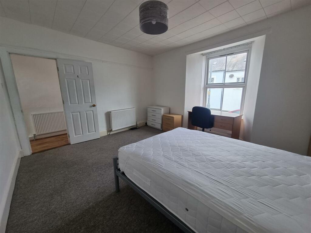 BEDROOM 1 (2).jpg