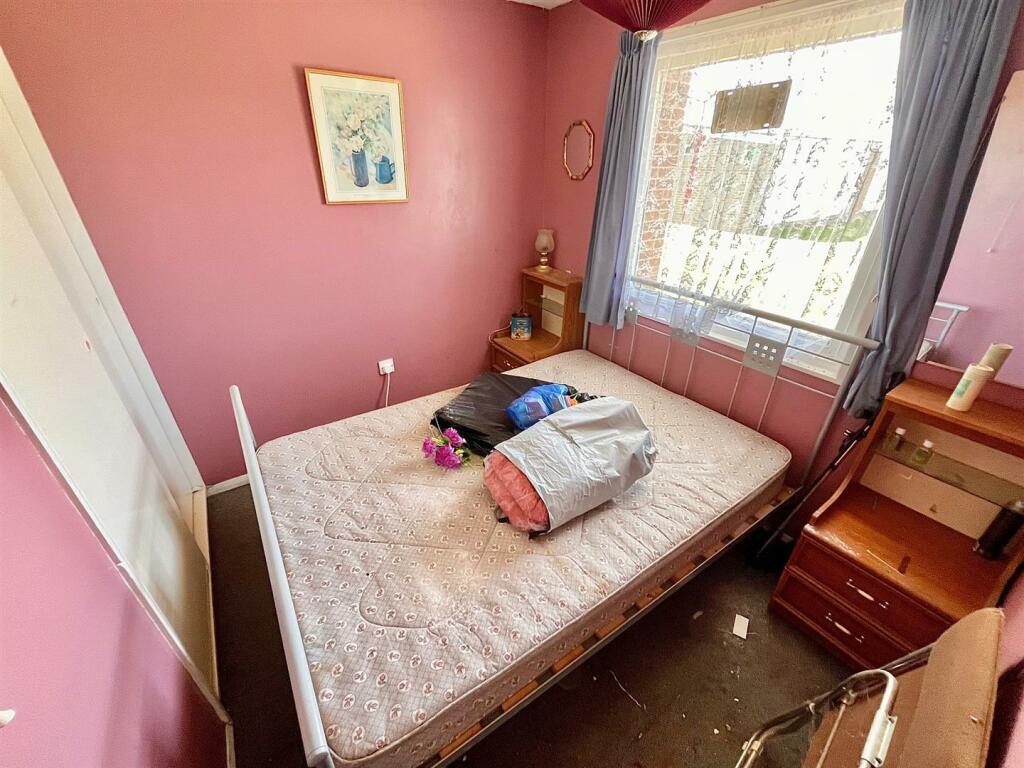 Bedroom 1.jpg