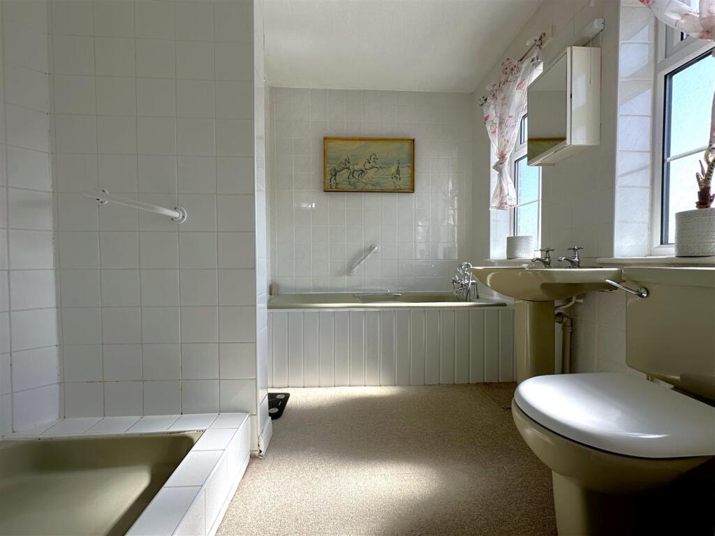 Four-Piece Family Bathroom 605