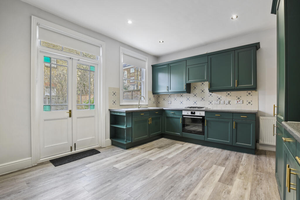 4 kitchen.jpg