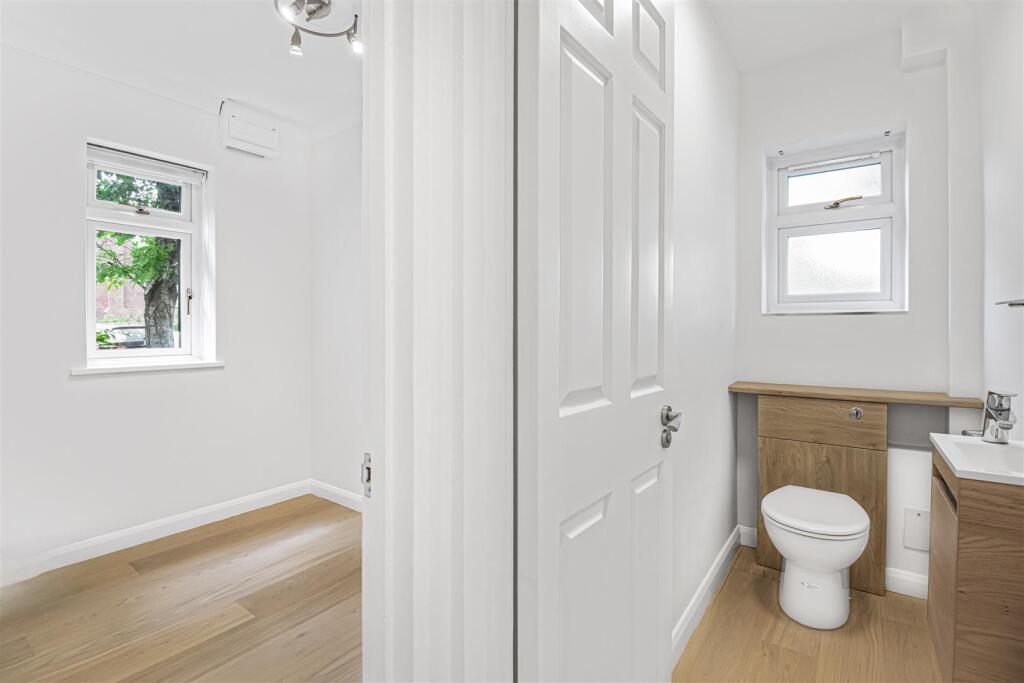 GUEST CLOAKROOM