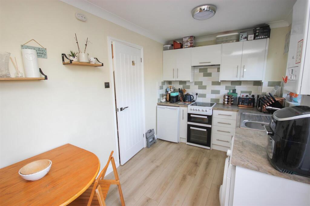 kitchen..jpg