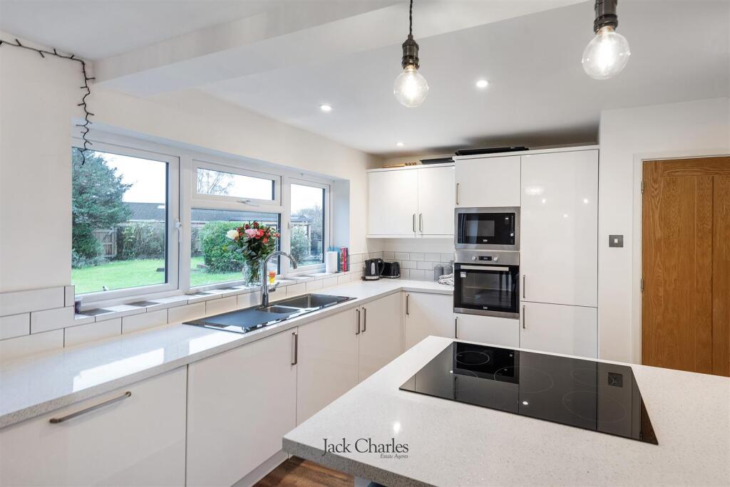 33 Wealden Close, TN11 9HB 006.jpg