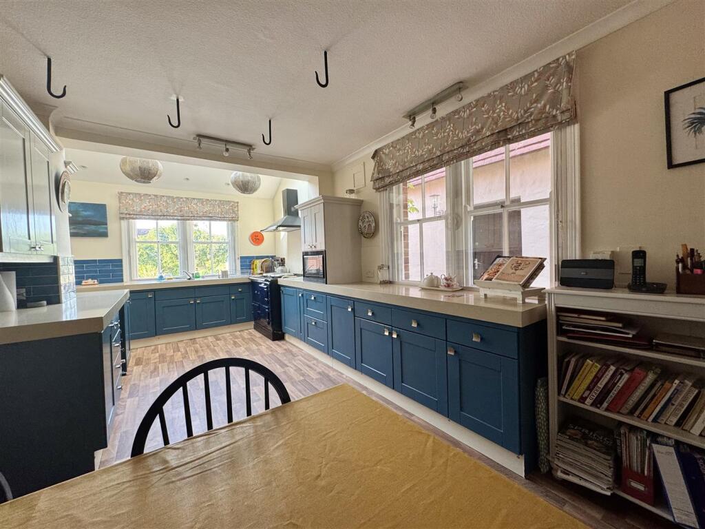 KITCHEN BREAKFAST ROOM