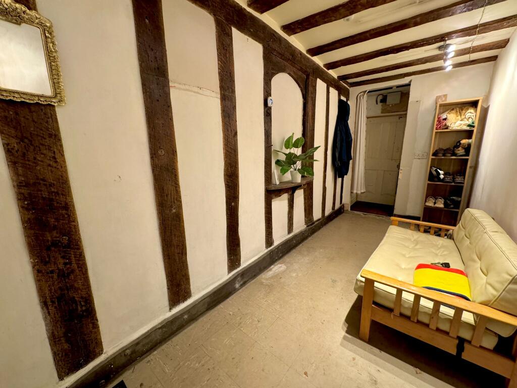 Entrance Hall - Apartment