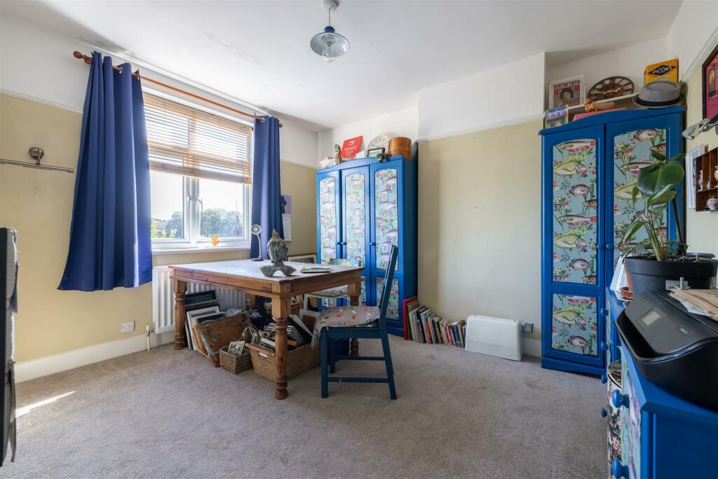 Richmond Crescent, E4