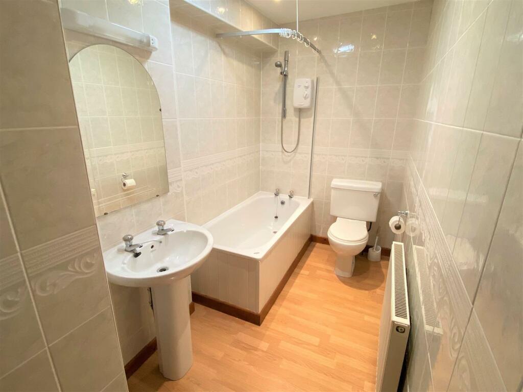 4 Park View Apartments Bathroom