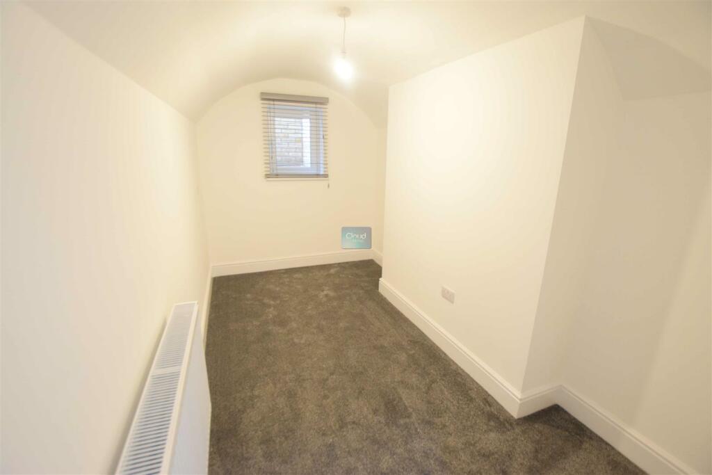 Apt 5, bedroom.JPG