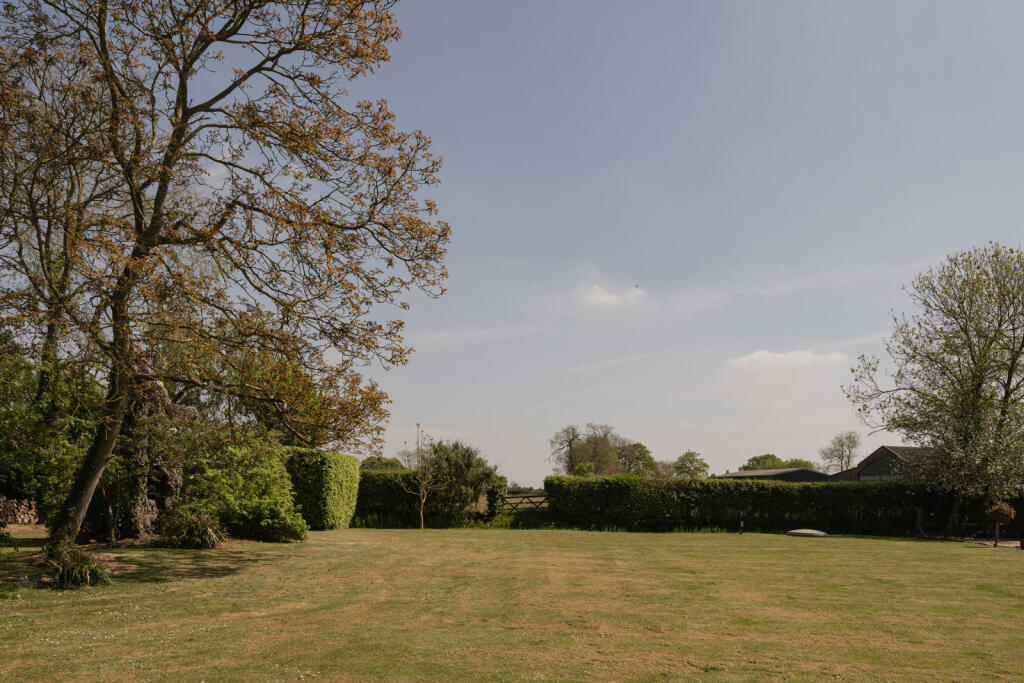 280892 - Nine Elms, Ringshall (exteriors)-8.jpg