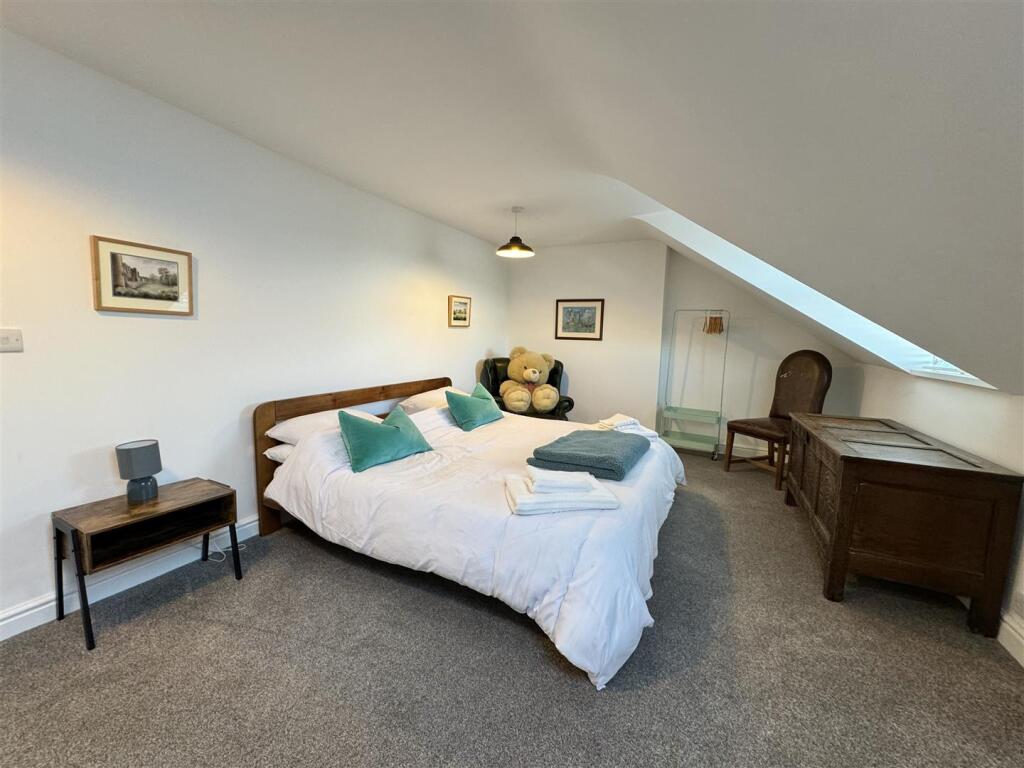 BEDROOM 4