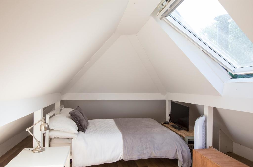 Flat bedroomLH5007.jpg