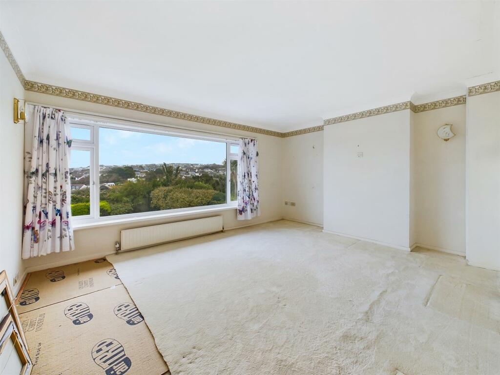 Upper Bedroom 1.jpg