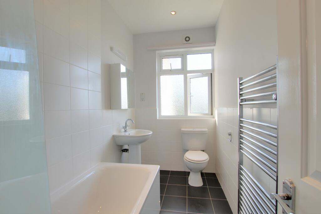 6 BATHROOM.jpg