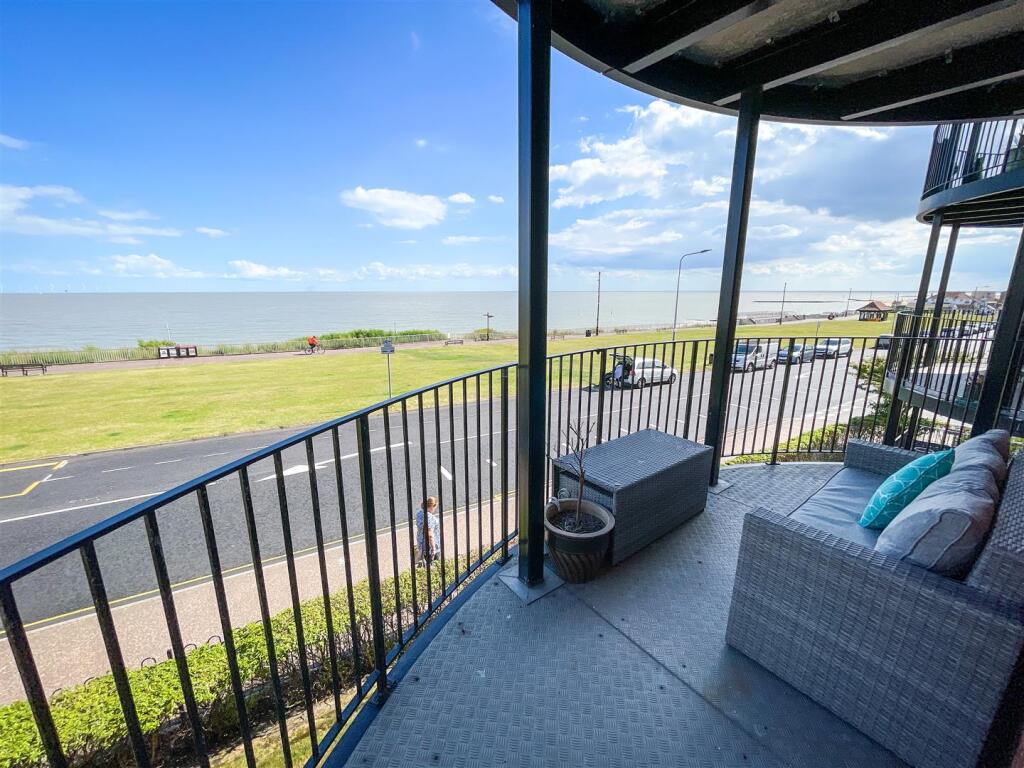 FRONT CURVED BALCONY