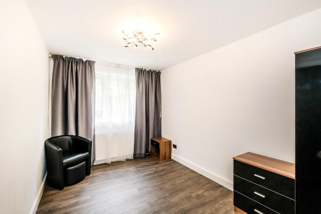 102 Brading Crescent-6_web.jpg