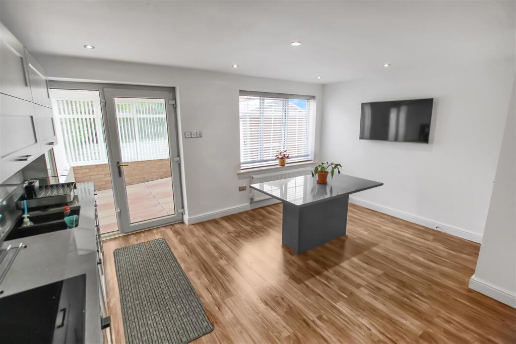 Dining  Fitted Kitchen: