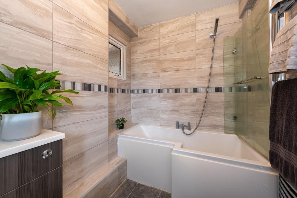 Family bathroom (downstairs)