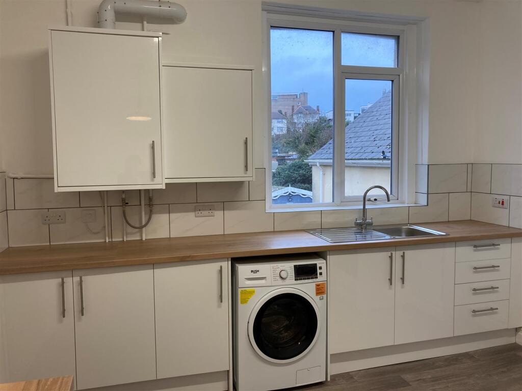24 The Parade - kitchen 3.jpg