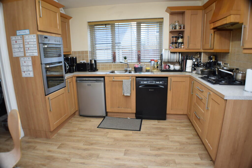 Kitchen / Breakfa...