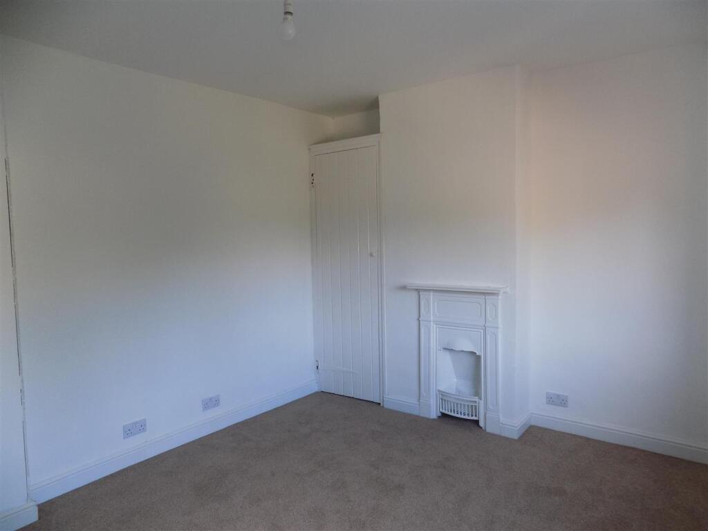 16 School Road - Bed 1 (1).JPG